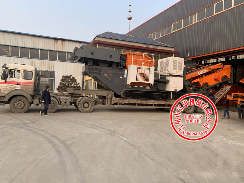 履帶式移動(dòng)破碎機(jī)發(fā)往湖北