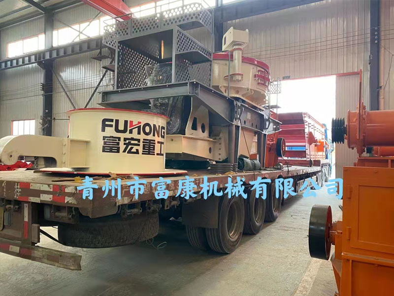 移動(dòng)破碎機(jī)廠家制砂設(shè)備發(fā)貨現(xiàn)場